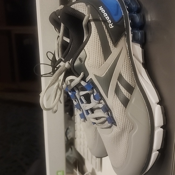 REEBOK BOYS SNEAKERS SIZE 4 - Picture 1 of 6